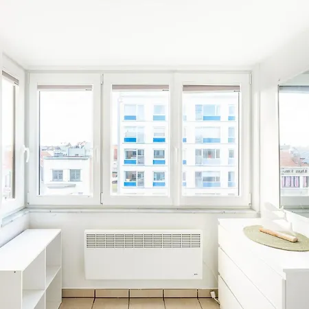 Beautifully Renovated With Location Apartment *