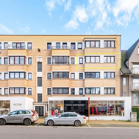 Beautifully Renovated With Location Apartment *